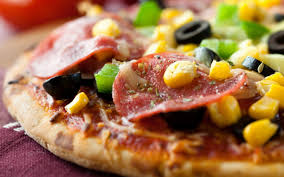 Pizza jagung keju dengan topping jagung manis dan lelehan keju yang gurih, siap untuk dinikmati hangat