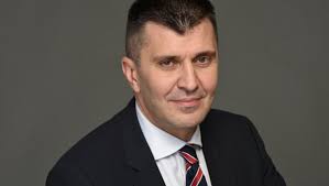 20:44h gradonačelnik nikšića marko kovačević žestoko je u emisiji usijanje dana kurir televizije kritikovao aktuelnog premijera crne gore zdravka krivokapića i izglasavanje rezolucije o srebrenici u skupštini te države. Ministar Ä'orÄ'evic Bez Zadovoljnih Radnika Nema Uspesne Drzave Novosti Rs