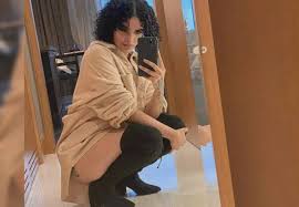 صرحت رهف القنون في عدة منشورات بانها دائما ماتبحث عن اشياء جديدة. D0wbvbnrson2 M