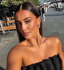 Helen Vlahos's Instagram, Twitter & Facebook