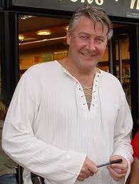 British television series in which a group of professional landscapers/hardscapers. Tommy Walsh Builder Wikipedia