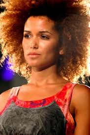 Le nuove mode capelli mettono in scena infatti il mood mannish più grintoso grazie allo shullet di compagnia della bellezza, un mix tra il pixie e il mullet con frangia lunga e scalata e … Ragazza Con Tanti Capelli Ricci Voluminosi Con Sguardo Triste Frasibelle It