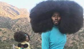 Kalau yang ini, memotong semua bagian rambut, sampai tersisa satu hingga dua centimeter saja guys, dengan hasil yang pendek dan rapi. Anak Warisi Rambut Afro Bapa