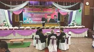 Biarku menjadi lilin memberikan cahaya terangi sekeliling dengan diri terbakar tak siapa yang sedar disaat kegelapan rela aku berkorban demi satu harapan biar masa berlari dan kau terus mendaki aku. Biarku Menjadi Lilin By Aneep Fine By Aneep Fine