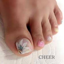 Los diseños usados en los pies son variados, puedes lucir flores, figuras geométricas, puntos, colores como el neón van muy bien combinados con las uñas de tus manos; Decorandounas Net