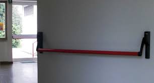 Una porta porta tagliafuoco, in inglese fire door, è una porta che, considerata la sua elevata resistenza al fuoco, ha la possibilità di isolare le sia l'anta della porta che l'intelaiatura debbono rispettare i requisiti forniti dall'agenzia certificante i prodotti. Porte Tagliafuoco Caratteristiche Sistemi Antincendio Approfondimenti