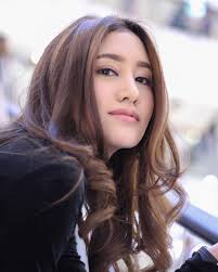 ในภาพอาจจะม 1 คน hair styles long hair styles beauty