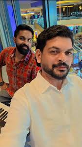 'Abhi na jab chodkar' cover song... Maharaja's college batch meet-up  @theartistekochi , #liveband #livemusic #brunch #oldbollywoodsongs  #abhinajaochodkar