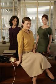 Christina hendricks (born may 3, 1975) is an american actress best known for her starring role in mad men as joan holloway. Bild Zu Christina Hendricks Mad Men Bild Christina Hendricks Elisabeth Moss Maggie Siff Filmstarts De