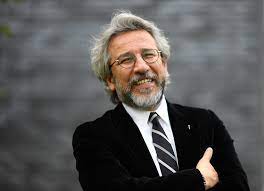 Can dündar 16 haziran 1961 tarihinde ankara'da dünyaya geldi. Update Turkey Court Rules Can Dundar A Fugitive Moves To Seize Assets Free Turkey Journalists