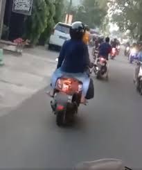 Anda bisa mencari produk ini di toko online yang mungkin jual stiker full body scoopy. Viral Wanita Berhijab Naik Scoopy Bertuliskan Open Bo Tuai Sindiran Pedas