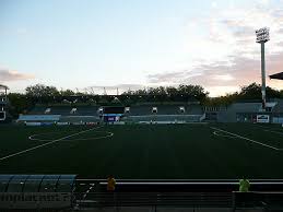 W sezonie 2006/2007 klub wystąpił jako beniaminek w ligue 1. Stade Du Moustoir Yves Allainmat Stadion In Lorient