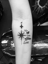 Not all that wander are lost. Tattoo Unterarm Frau Kompass Spruch Shelby Clayton Tagliches Pin Blog Forearm Tattoos Lost Tattoo Tattoos