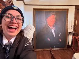 Right now at the @wbtourhollywood , they are hosting their  #HolidaysMadeHere event that comes with ALL TOURS. 🤩🙌🏼☃️🎄It celebrates  the holidays through their films and tv. One major part of this is