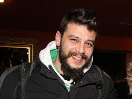 Παναγιώτης, λίγες ώρες αργότερα μιλώντας και στην κάμερα του open αποκάλυψε πως ο γιος του είναι σε άσχημη ψυχολογική κατάσταση και πως οι άνθρωποι της οικογένειάς του που είναι κοντά του, προσπαθούν να τον. Sto Nosokomeio O Lewnidas Kalfagiannhs Fay S Book