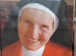 Lutto al monastero di Canale per la morte di suor Maria Cecilia. Le  consorelle e la madre superiora la ricordano per come sapeva esprimere la  gioia e per il suo sorriso. Leggi