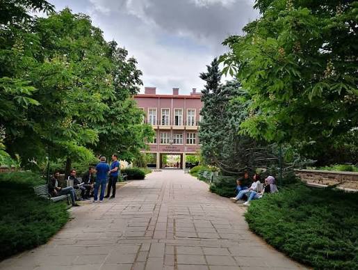Dışkapı Yerleşkesi . 📸 @kiricioglue . Siz de çektiğiniz fotoğrafları bize  özel mesaj ile iletin veya #ankaraunidenkareler etiketi ile paylaşın  yayınlayalım