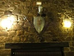 Creamos un ambiente único de temática medieval con la instalación de carpas y jaimas para el campamento medieval, el comedor, el aperitivo, la cantina, la cocina. Decoracion Medieval Picture Of El Baron Aguilar De Campoo Tripadvisor