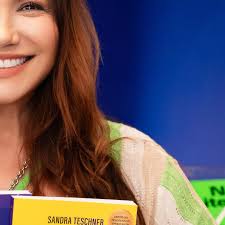 Foto fala sim. E com esse tanto gente, não dá pra ser felicidade de  Instagram, que nem felicidade é, né? Com casa cheia, borbulhas no copo e  violino ao vivo, lançamos o