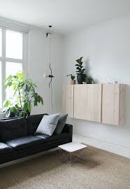 Wohnzimmer Einrichten Skandinavisch Modern Ikea Ivar Sideboard Stauraum Schwarzes Ledersofa Eames Couchtisch G Interior Design Home Interior Design Interior