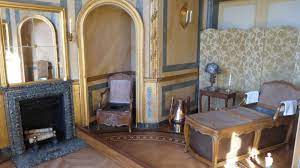 Nous avons les chaises percées. La Chaise Percee The Glam Pad