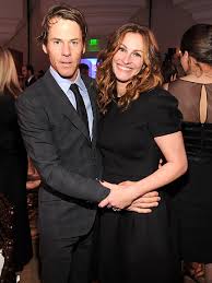 Jay dragon on oliga model. Julia Roberts Reveals Secret To Happy Marriage To Danny Moder Kissing People Com