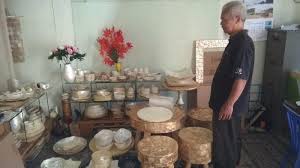 Cangkang kerang yang berukuran kecil dan pipih dapat dibuat sebagai pelapis tempat sabun, penghias frame foto atau cermin, kap lampu, kotak perhiasan, dan aneka lampu. Kerajinan Kerang Dari Kota Magelang Tembus Pasar Internasional Halaman 2 Tribunnews Com Mobile