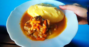 Il noto spezzatino di carne, con tanta paprika rossa, è quasi ovunque conosciuto con il nome di gulash (o gulasch). Una Nuova Ricetta Il Gulash Con Polenta Con Monsieur Cuisine Plus Un Piatto Perfetto Per L Inverno Ricette Polenta Idee Alimentari