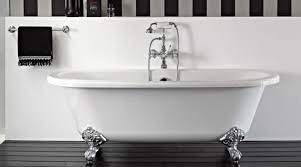 Retrouvez chez leroy merlin notre sélection de 426 produits, au prix le plus juste, sur un large choix de marques et de références, disponibles en magasin ou livrés rapidement à votre domicile. Baignoire Sur Pied Baignoire Pattes De Lion 10 Modeles Tendance Pour Ma Salle De Bains Cote Maison