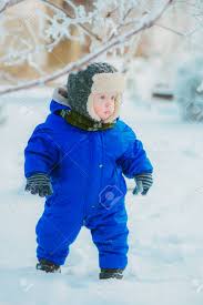 Sei also nicht enttäuscht, wenn deine fänge eher gering ausfallen. Kind Im Park Mit Schnee Im Winter Ein Kleiner Junge Im Blauen Overall Und In Einer Strickmutze Fangt Schneeflocken In Einem Winterpark Zu Weihnachten Kinder Spielen Im Verschneiten Wald Lizenzfreie Fotos Bilder