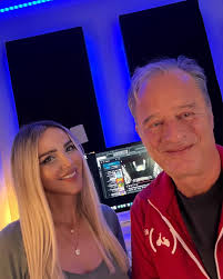 Tom Gerhardt @tomgerhardtnormaaal ganz privat in meinem Tonstudio  🙌🏻😎🎙️🎵VOLL NORMAAAL der liebe Hausmeister Krause 🩷 Demnächst gibt es  das Video 🤗 #zubesuch #hausmeisterkrause #schlagersängerin #safiya  #deutschtürkin #studio #musik #blond ...