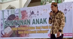 Dalam acara ini diberikan santunan bagi anak yatim piatu sebanyak 25 anak yang dana nya terkumpul dari infaq dan shodaqoh dari para jamaah masjid santunan diberikan langsung oleh pengurus dkm yang diwakili ustadz abdul rasyid dan ust. Panitia Ramadhan 1442 H Dan Bkm Baiturrahim Santuni Anak Yatim Kemenag Aceh Singkil