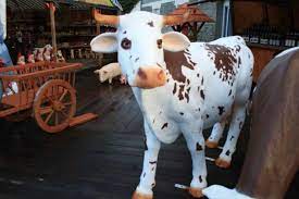 Rue des français 229, 4430 ans , personne à contacter : Le Village Artisanal Vache Resine Grandeur Nature
