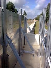 Die rettungskräfte suchten weiter mit hochdruck nach. Hochwasserschutz Hws