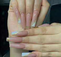 Que vienen en grosores diferentes, y por lo general se adquieren en juegos, es importantes que estén marcados con la etiqueta para acrilico ya. Unas Acrilicas Tono Piel Blanca Y Dorado En 2021 Unas De Gel Elegantes Unas De Gel Brillantes Manicura De Unas