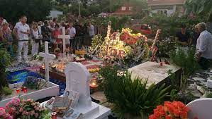 Sa veuve laeticia et ses deux filles sur la tombe de johnny hallyday le 5 décembre 2018, un an après la disparition du chanteur. A Saint Barth Apres Des Mois De Bataille Le Cercueil De Johnny Hallyday Transfere Dans Un Nouveau Caveau Ladepeche Fr