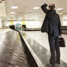 Malas em esteira de aeroporto – bagagem extraviada
