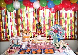 Twist Crepe Paper Streamers And Top With Balloons To Create A Fun Party Table Backdrop Paper Streamers Crepe Paper Decorations Crepe Paper Streamers