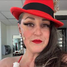 Laura Crago's Instagram, Twitter & Facebook