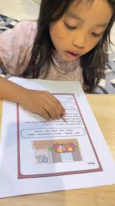 Pekan Buku di Sekolah Abbey 🫶🏻 Masih super excited ya baru punya anak SD,  mama bacakan cerita di kelas Abbey saat pekan buku, lalu minggu depannya  lanjut main drama orang tua, berjudul