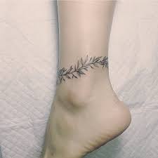 Bu minik dövmeler iç açıyor. 11 Perfectly Edgy Leaf Tattoos To Celebrate The Fact That Fall Is Finally Here Tattoosonneckformen Anklet Tattoos Foot Tattoos Ankle Tattoo