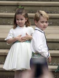 Princezna charlotte roztomile mávala svatebčanům i do kamer, zatímco její bratr george, ač starší, se ve srovnání s loňským rokem princezna, které byly začátkem května tři roky, neskutečně vyrostla. Princ Georgo A Princezna Charlotte Na Svatbe Princezny Eugenie Eugenie Wedding Princess Eugenie Jack Brooksbank Princess Eugenie