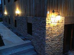 Parking sans problème et arrêt de bus très proche. Applique Facade Maison En Bois Et Brick Par Narjoud Luminaires