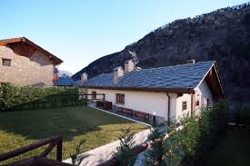 Lagenzia immobiliare narbonne di aosta propone villa con splendida vista su aosta e spese di gestione quasi a zero!porzione di villa bifamiliare a sud/ovest con sala, cucina, camer Immobili In Vendita Valle D Aosta Gate Away