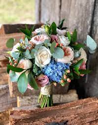 Our wedding flowers include such flowers as roses, daisies, chrysanthemums and many others and look fantastic. Wedding Flower Availability By Month Lovely Bridal Blooms