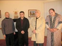 Gülen, annesinin gerçek ismini bundan otuz yıl önce pasaport i̇stek formu'nda beyan ettiğinde türkiye kamuoyunda pek tanınan ve bilinen bir sima değildi. Arif Erdem Gulen E 500 Bin Dolar Goturdu