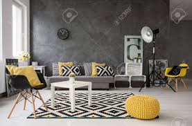 Geraumig Grauen Wohnzimmer Mit Sofa Sessel Stehlampe Kleine