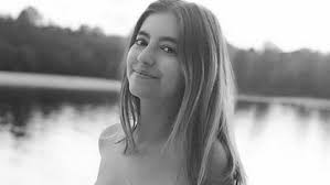 Je suis un papa complètement fou amoureux de ses francis huster et cristiana reali se sont rencontrés au cours florent alors que cette dernière y suivait des cours dramatique. La Fille De Francis Huster Et Cristiana Reali Sublime En Maillot De Bain