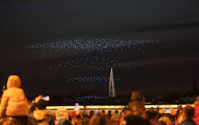 В первый раз подобное мероприятие, масштабное по своему размаху (в небо взмыли 2198 дронов — это стало рекордом, который занесли в книгу. 7sv Evnzzxom2m