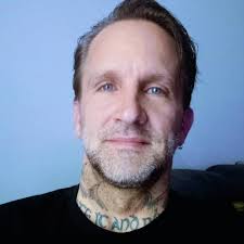 What are some recommendations for seasonal work that offer employee housing  in the US?